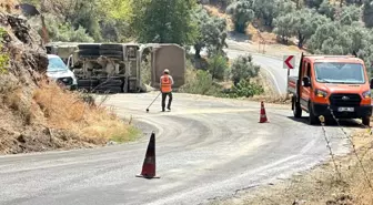 Aydın'ın Köşk ilçesinde yol malzemesi yüklü kamyonun devrilmesi sonucu 1 kişi yaralandı