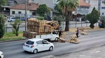 Aydın'da Kamyonetin Yola Saçılan Paletleri Trafikte Faciaya Neden Oluyordu