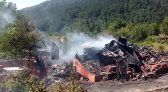 Bolu'da Ahşap Ev Alev Alev Yandı