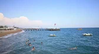 Antalya'da Sıcak Hava ve Nemden Bunalanlar Sahillerde Yoğunluk Oluşturdu