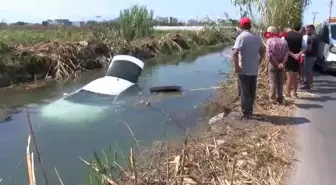 Antalya'da otomobil su dolu kanala düştü