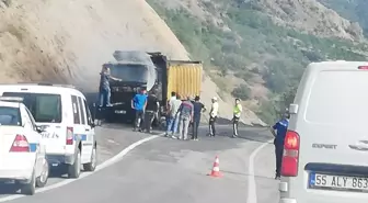 Çorum'un Oğuzlar ilçesinde kamyonda çıkan yangın söndürüldü