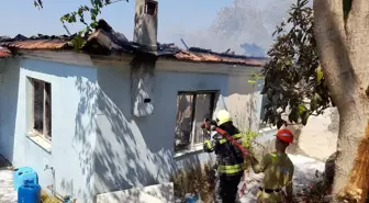 Muğla'da ormanlık alanda çıkan yangın evde hasara neden oldu