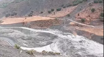 Elazığ'ın Palu ilçesinde sağanak yağıştan dolayı 10 köy yolu sular altında kaldı