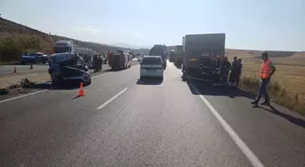 Konya'da park halindeki tıra çarpan kamyonetin sürücüsü hayatını kaybetti