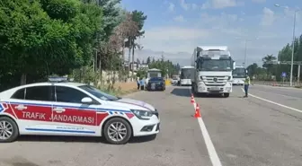 Merzifon'da Jandarma Ekipleri Kazaları Önlemek İçin Denetimlerini Sürdürüyor