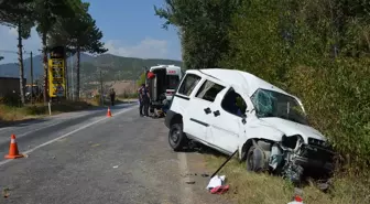 Çorum'un Laçin ilçesinde hafif ticari araç devrildi, 4 kişi yaralandı