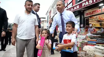 İçişleri Bakanı Yerlikaya Kastamonu'da Esnaf ve Şehit Ailesini Ziyaret Etti