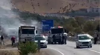 Tunceli'de seyir halindeki kamyon alev aldı