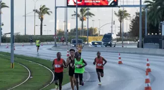 İzmir'de düzenlenen yarı maratonda kazananlar belli oldu