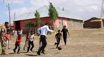 Hamur Kaymakamı Mehmet Nesip Mahir, köy okullarını ziyaret etti