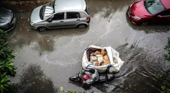 İstanbul'da Aniden Bastıran Sağanak Yağış Hayatı Felç Etti