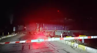 Zile'de Yük Treni Arıza Yaptı, Araç Trafiği 1 Saat Kapandı