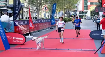 İzmir'de düzenlenen Uluslararası 9 Eylül İzmir Yarı Maratonu coşkuyla gerçekleşti