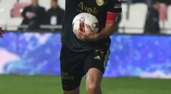Altay'ın 43 yaşındaki forveti Murat Uluç, tarih yazmaya devam ediyor