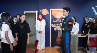 Türkiye'nin ikinci astronotu öğrencilerle buluştu