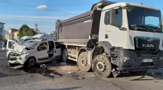 Balıkesir'de hafif ticari araçla kamyon çarpışması: 6 yaralı