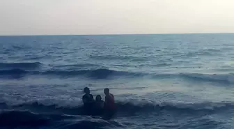 Hatay'da denizde boğulma tehlikesi yaşayan çocuğu cankurtaran kurtardı