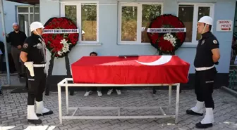 Çorum'da otomobilin rögar kapağına çarpması sonucu hayatını kaybeden polis memuru Eskişehir'de defnedildi