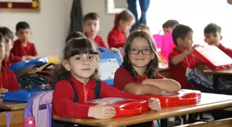 Ankara Çubuk'ta 2 Bin Öğrenciye Kırtasiye Seti Dağıtıldı