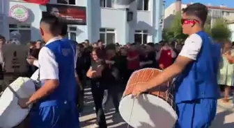 Kırkpınar Ağası Alper Yazoğlu Ortaokulu öğrencileri davul ve zurna eşliğinde dersbaşı yaptı