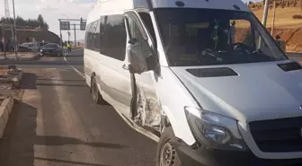 Elazığ'da minibüs ile otomobil çarpıştı: 2 yaralı