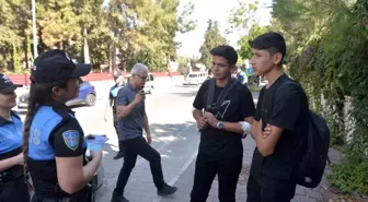 Adana'da polisin yakaladığı okuldan kaçan öğrenci, 'Ben yaralıyım kitap almak için geldim' diye savunma yaptı