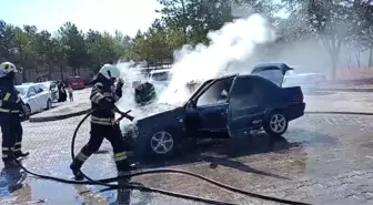 Sivas'ta Park Halindeki Otomobil Alev Topuna Döndü