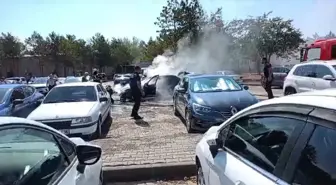 Sivas'ta hastane otoparkında otomobil yangını