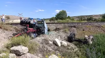 Afyonkarahisar'da tren kazası: Traktör sürücüsü yaralandı