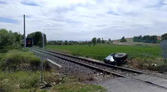 Afyonkarahisar'da tren traktöre çarptı, sürücü yaralandı