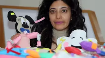Bipolar Bozukluk Hastası Kadın, Geri Dönüşüm Malzemeleriyle Oyuncaklar Yaparak Sergi Açtı