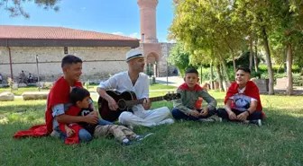 Sanatçı Murat Evgin, Zile'de Çocuklarla 'Şehit' Türküsünü Söyledi