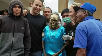 Endonezya'daki Torajan kabilesinin şaşırtıcı geleneği: Ölmüş akrabalarını mezardan çıkarıp fotoğraf çekiyorlar