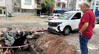 İzmir'de Sağanak Yağış: Yollar Göle Döndü, Araç Göçen Yolun İçine Düştü