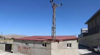 Elektrik direği tekstil atölyesinin içinde kaldı