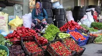 Çanakkale'nin Bayramiç ilçesinde organik meyve ve sebzeler pazarda satılıyor