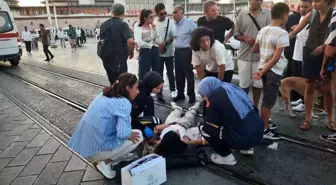 Taksim'de Epilepsi Hastası Genç Kızın Yardımına Turistler Yetişti