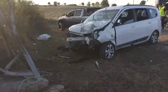 Tokat'ın Zile ilçesinde elektrik direğine çarpan otomobilde 4 kişi yaralandı