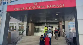 Gümüşhane'de Trafik İşaret Levhaları ve Bariyerleri Çalan 4 Kişi Tutuklandı