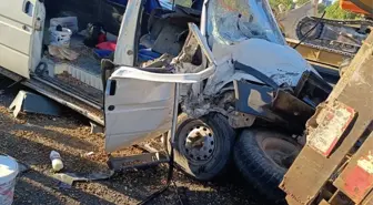 Şanlıurfa'da minibüs traktöre çarptı: 12 yaralı