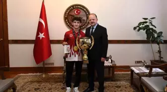 Kastamonu Valisi Meftun Dallı, Kick Boks Gençler Dünya Şampiyonu Hamza Eren Göksu'yu Kabul Etti