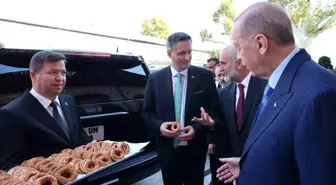 Cumhurbaşkanı Erdoğan, Mevlid Kandili’nde Basın Mensuplarına Simit Dağıttı