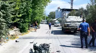 Hatay'da Motosiklet Kamyonetle Çarpıştı, Sürücü Ağır Yaralandı