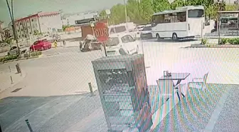 Antalya'da Motosiklet ile Kamyonet Çarpıştı: 1 Yaralı