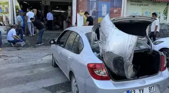 Şanlıurfa'da Kontrolden Çıkan Araç Marketin İçine Girdi