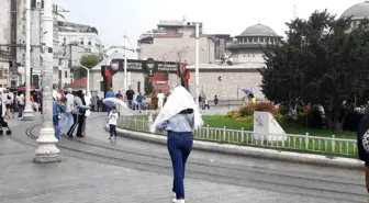 Taksim'de Sağanak Yağış Zor Anlar Yaşattı