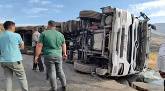 Siirt'te Kömür Yüklü Tır Devrildi, Karayolu Kapandı