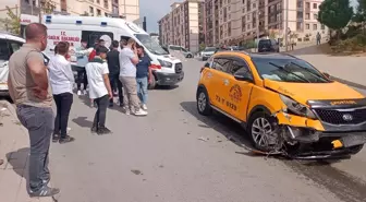 Şırnak'ta Taksi ile Hafif Ticari Araç Çarpıştı: 4 Yaralı