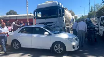 Adıyaman'da Çimento Tankeriyle Otomobil Çarpıştı